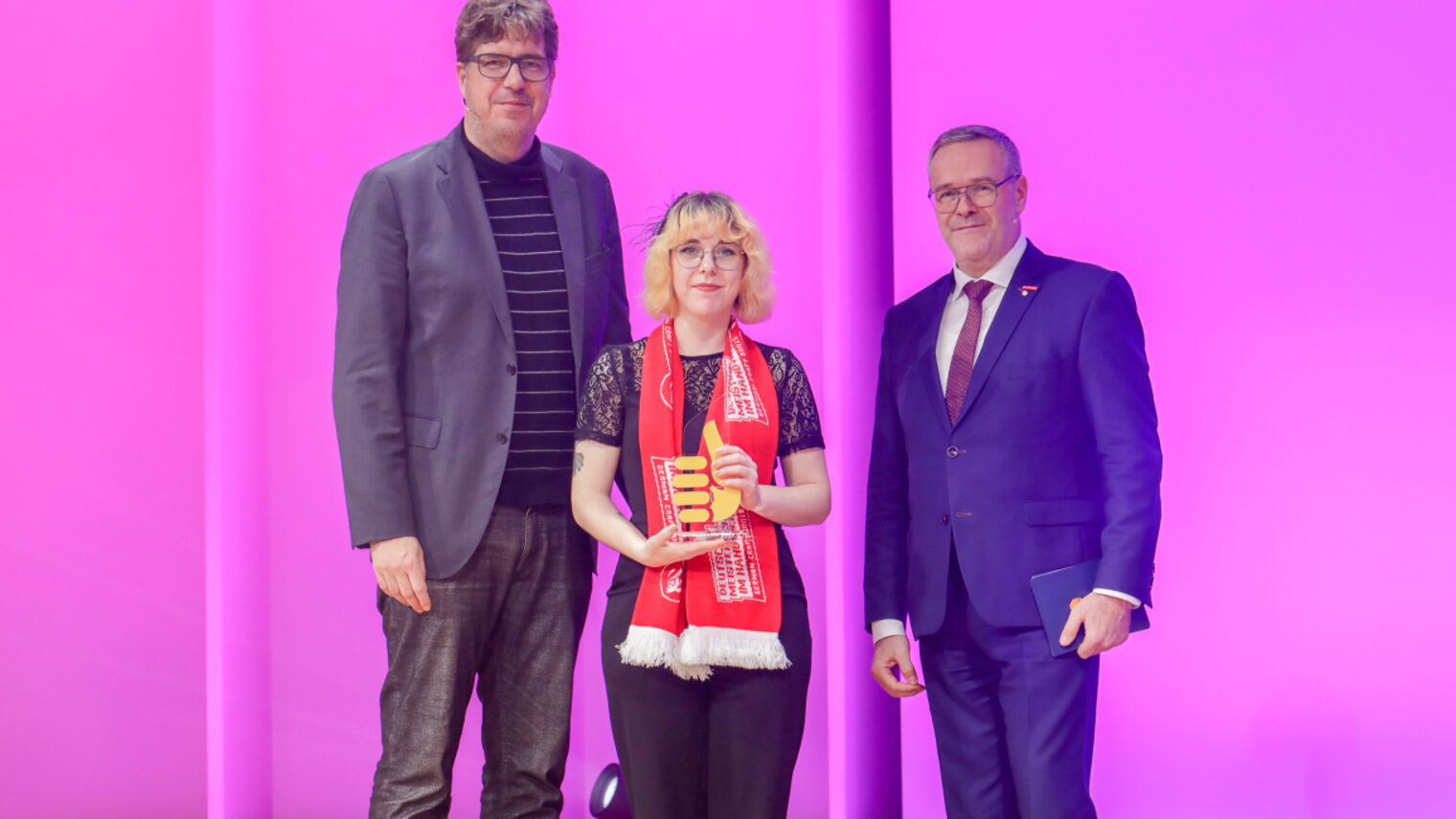 Laura Marie Bette bei der Abschlussfeier der "Deutschen Meisterschaft im Handwerk" 2023 in Berlin mit ZDH-Präsident Jörg Dittrich und Bundestagsmitglied Michael Kellner