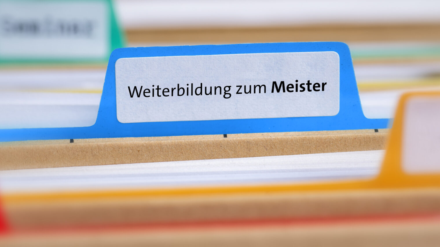 Hängeregister, farbig hervorgehoben mit der Aufschrift "Weiterbildung zum Meister"