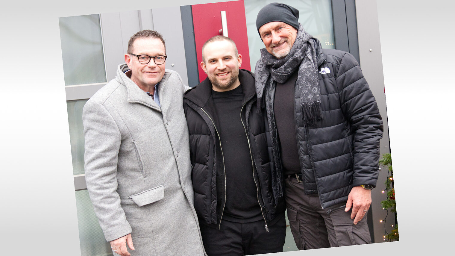 Präsident Hofmann links, neuer Inhaber Daum in der Mitte und Übergeber Jürgen Simon rechts stellten sich dem Fotografen. 