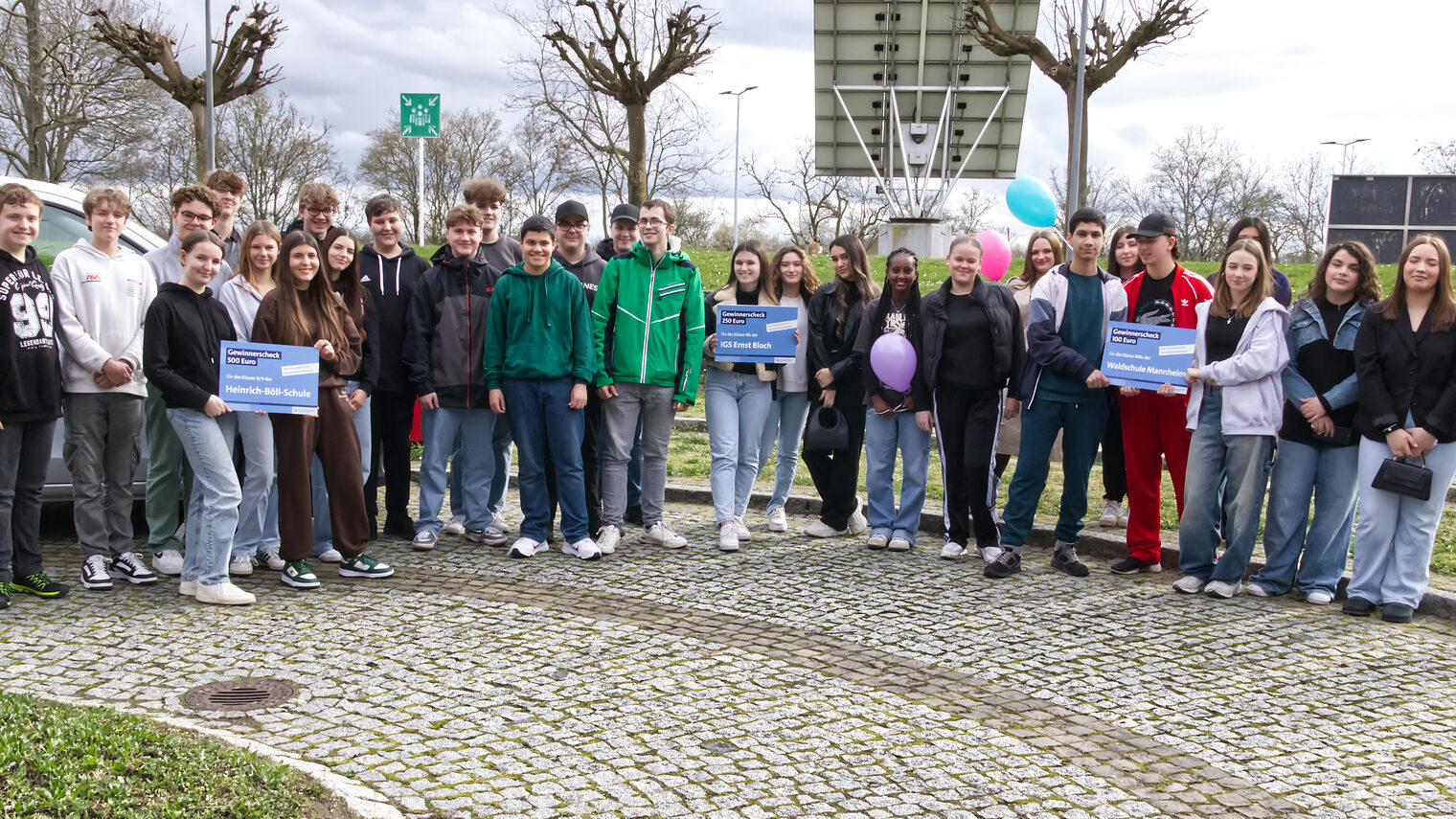 Eine Gruppe junger Leute stellten sich zusammen mit Präsident Hofmann im Außenbereich der Bildungsakademie dem Fotografen. 