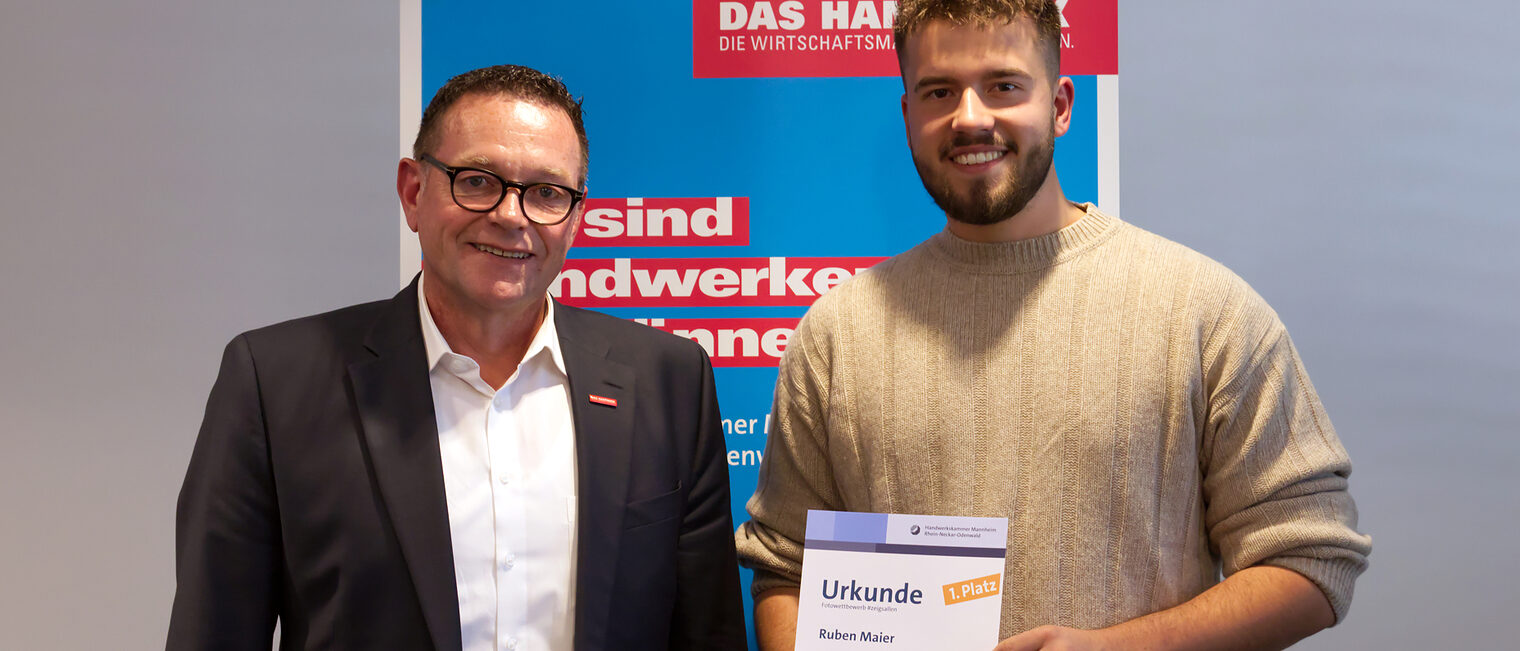 Der Gewinner des Fotowettbewerbs "#zeigsallen" 2023 bei den Gesellen - Ruben Maier mit Handwerkskammerpräsident Klaus Hofmann