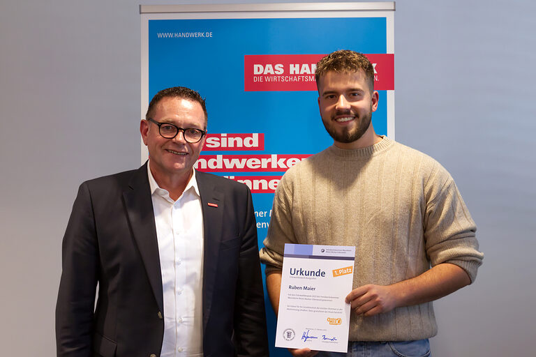 Der Gewinner des Fotowettbewerbs "#zeigsallen" 2023 bei den Gesellen - Ruben Maier mit Handwerkskammerpräsident Klaus Hofmann