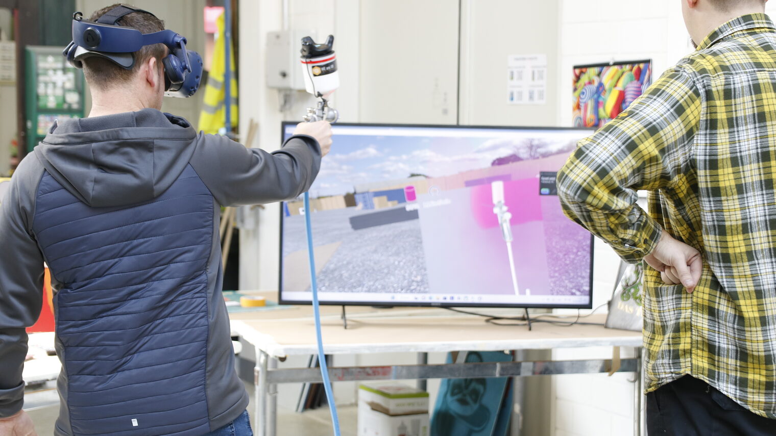 Junger Mann hat VR-Brille auf.