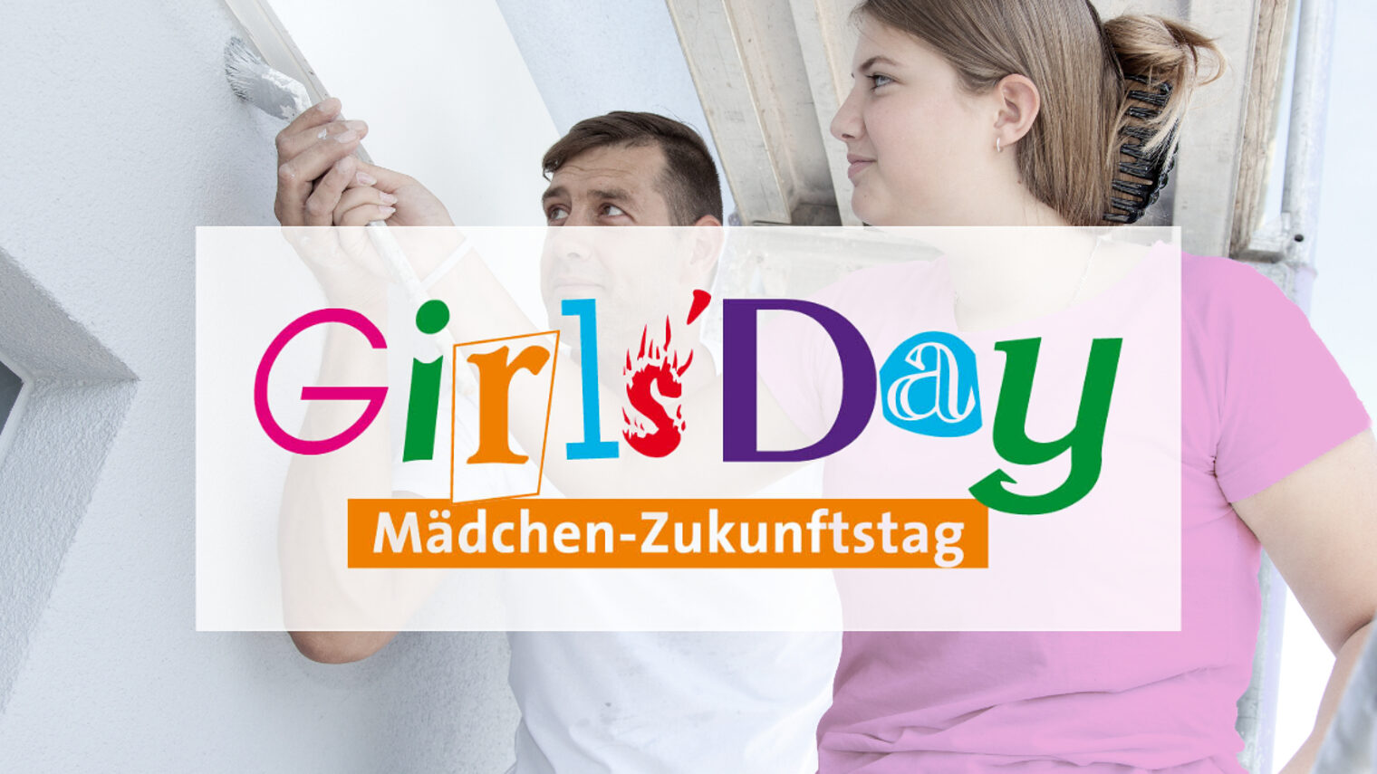 Junges Mädchen mit einem Ausbilder im Maler-Handwerk, der ihr zeigt, wie man die Kanten an einer Wand oberhalb der Tür streicht.