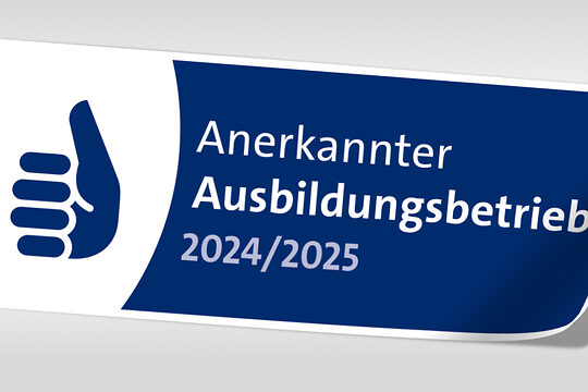 Darstellung eines Aufkleber mit der Aufschrift: Anerkannter Ausbildungsbetrieb 2024/2025