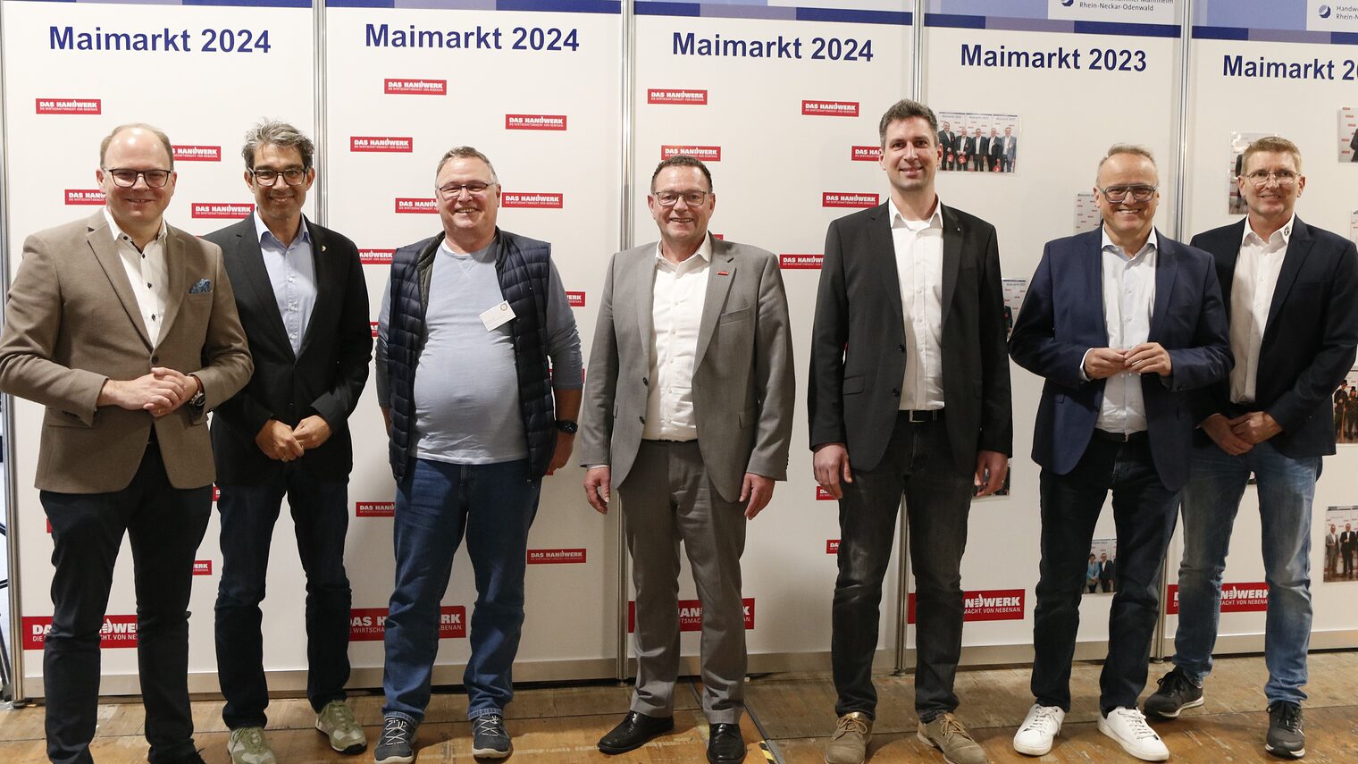 Die sieben Herren der Diskussionsrunde stellten sich dem Fotografen. 