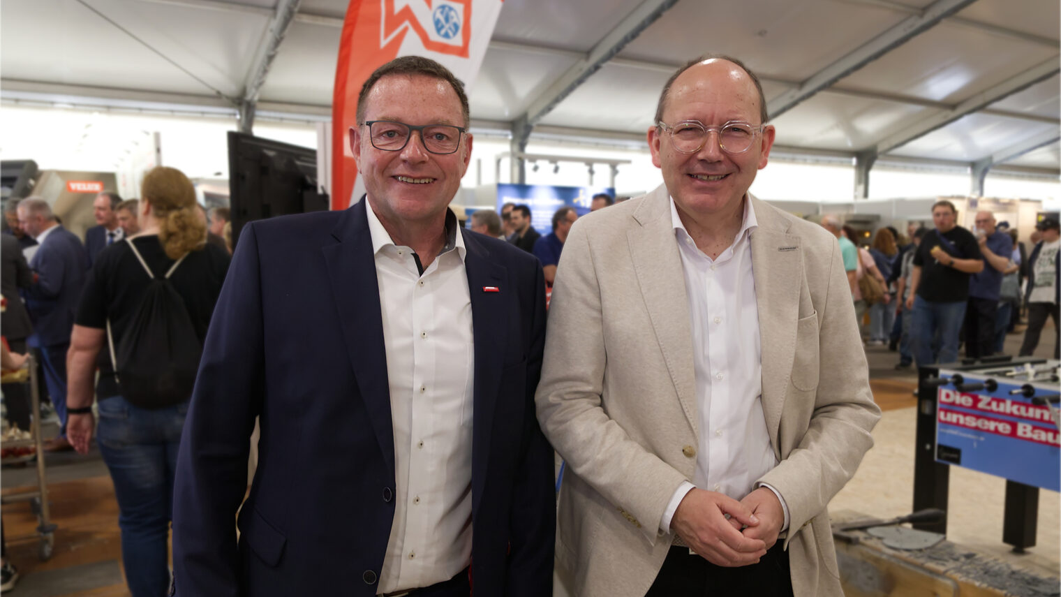 Präsident Hofmann mit weißem Hemd und dunklem Jackett stellt sich mit Oberbürgermeister Sprecht in weißem Hemd und beige farbenem Jackett dem Fotografen. 