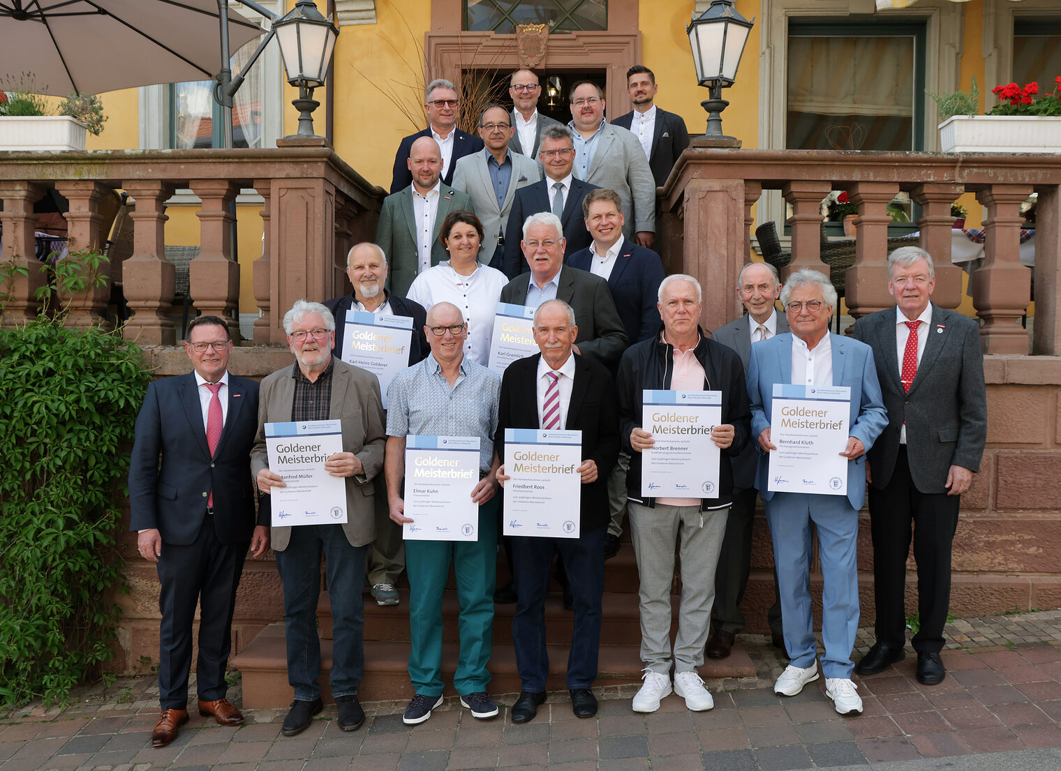 Die goldenen Meister stellten sich zusammen mit Präsident Hofmann und anderen Gästen auf der Treppe vor dem Hotel dem Fotografen. 