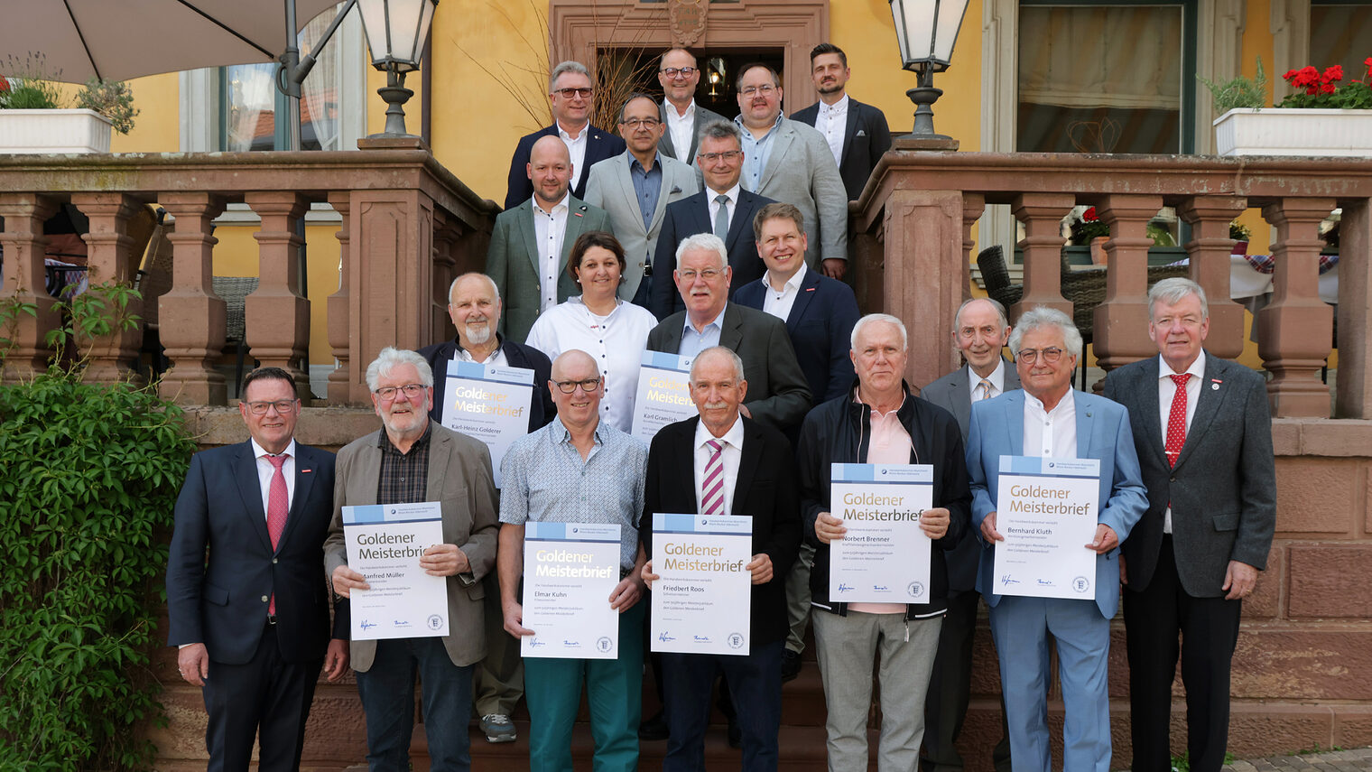Die goldenen Meister stellten sich auf der Außentreppe des Hotels dem Fotografen