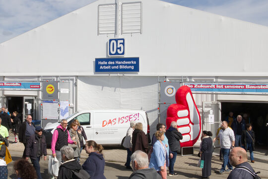 Zu sehen die Halle 5 - Halle des Handwerks - auf dem Maimarkt 2024