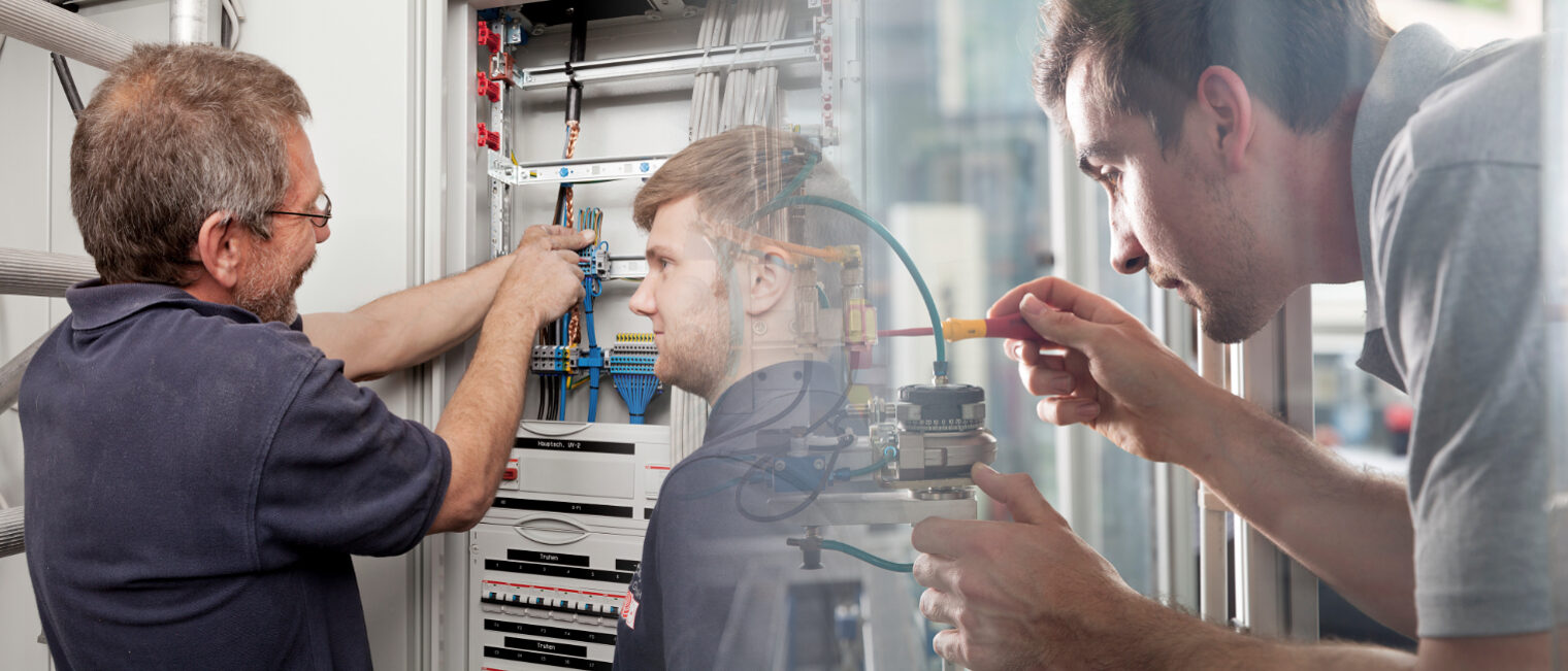 Der Meistertitel und Techniker im Vergleich Drei Elektriker abgebildet, ein Meister und sein Lehrling und ein Techniker