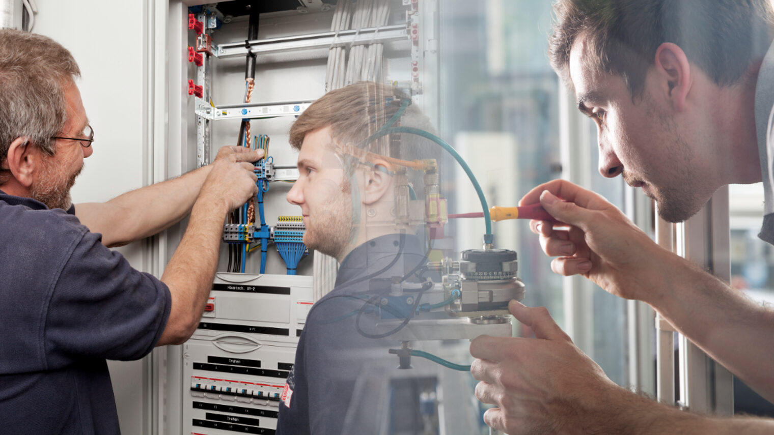Drei Elektriker abgebildet, ein Meister und sein Lehrling und ein Techniker