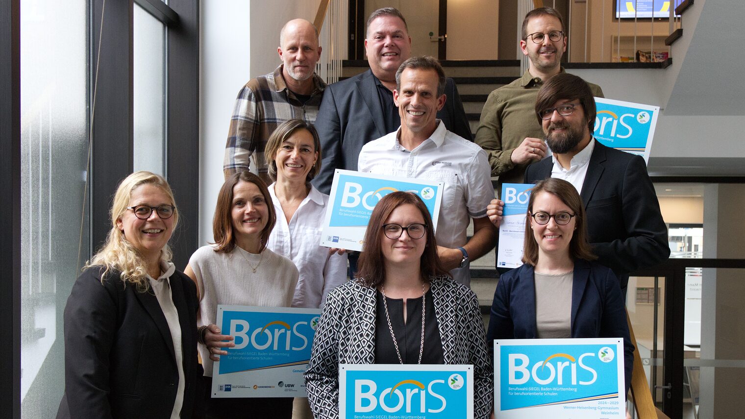Die Vertreter der ausgezeichneten Schulen stellten sich mit dem Zertifikat "BoriS" dem Fotografen