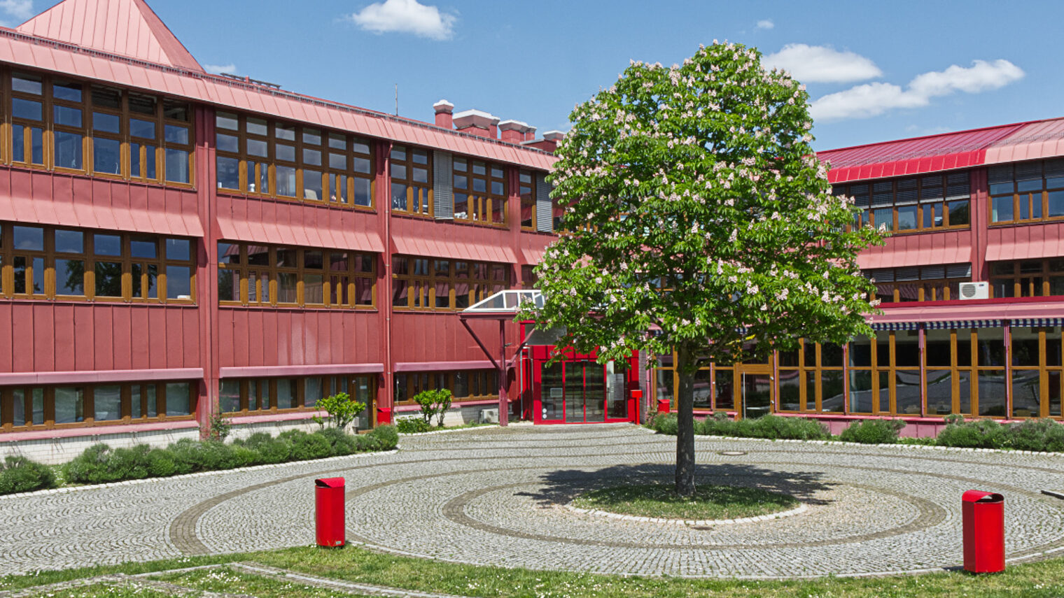 Das rote Gebäude in Mannheim - die Bildungsakademie der Handwerkskammer