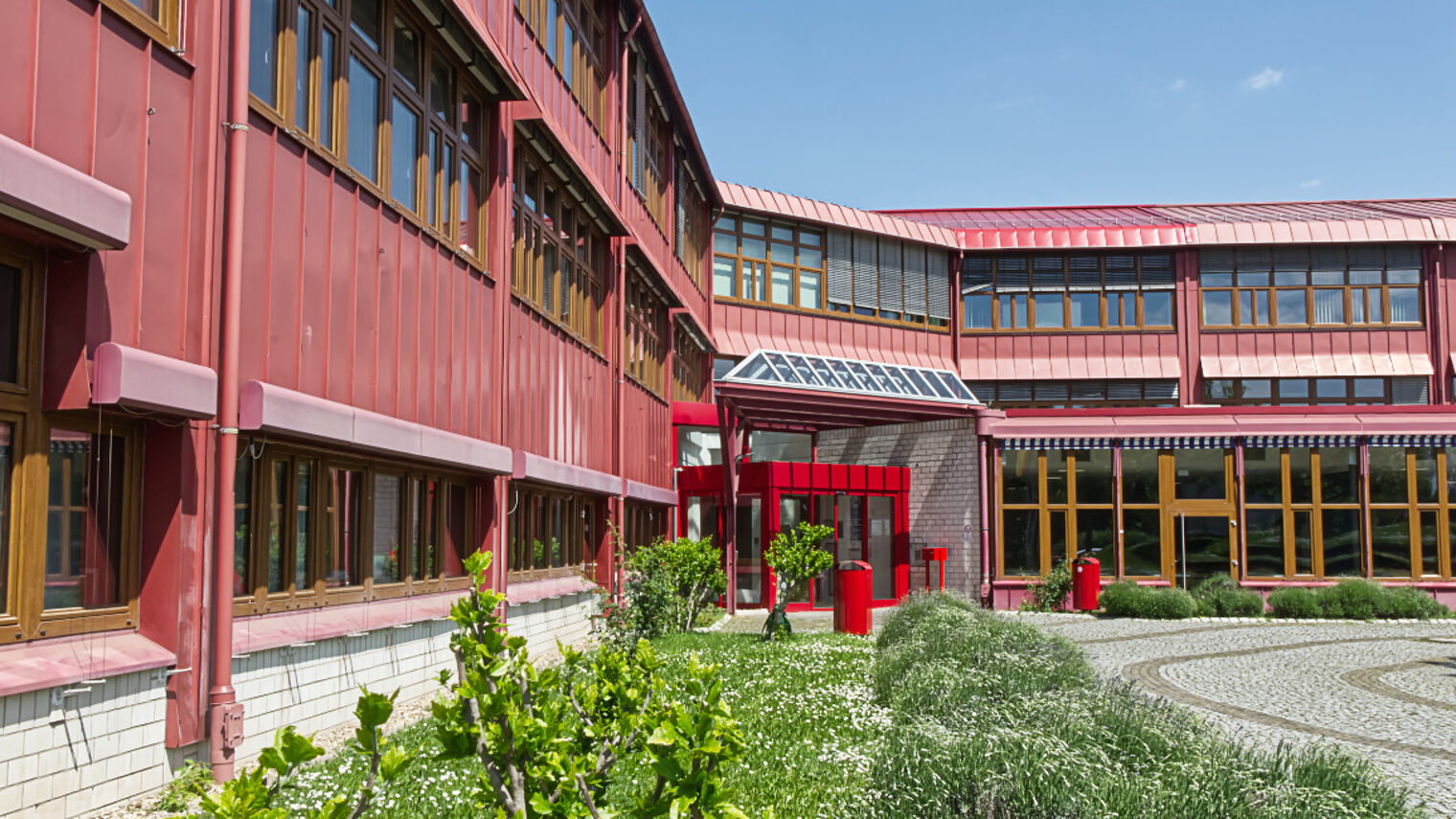 Das rote Gebäude in Mannheim - die Bildungsakademie der Handwerkskammer