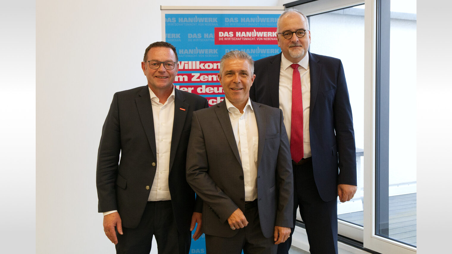 Zu sehen sind Marcus Braunert (Bildmitte) Präsident Klaus Hofmann (links) und Hauptgeschäftsführer Jens Brandt (rechts).