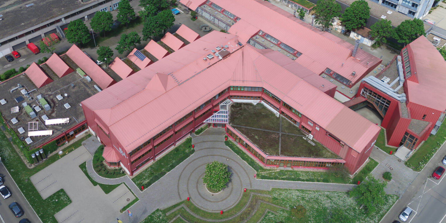 BiA-2024 Luftaufnahme Das rote Gebäude in Mannheim - die Bildungsakademie der Handwerkskammer