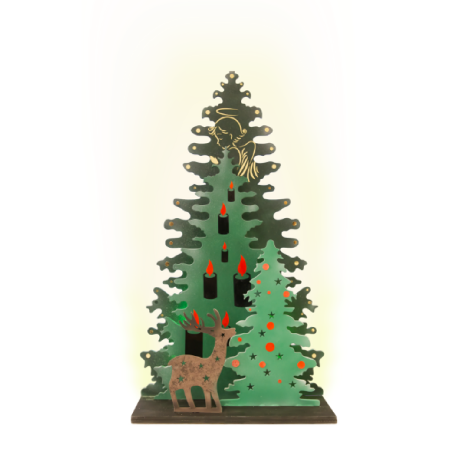 Aus Holz ausgeschnitten: drei weihnachtliche Weihnachtsbäume, die hintereinander stehen und im Vordergrund ein Reh.