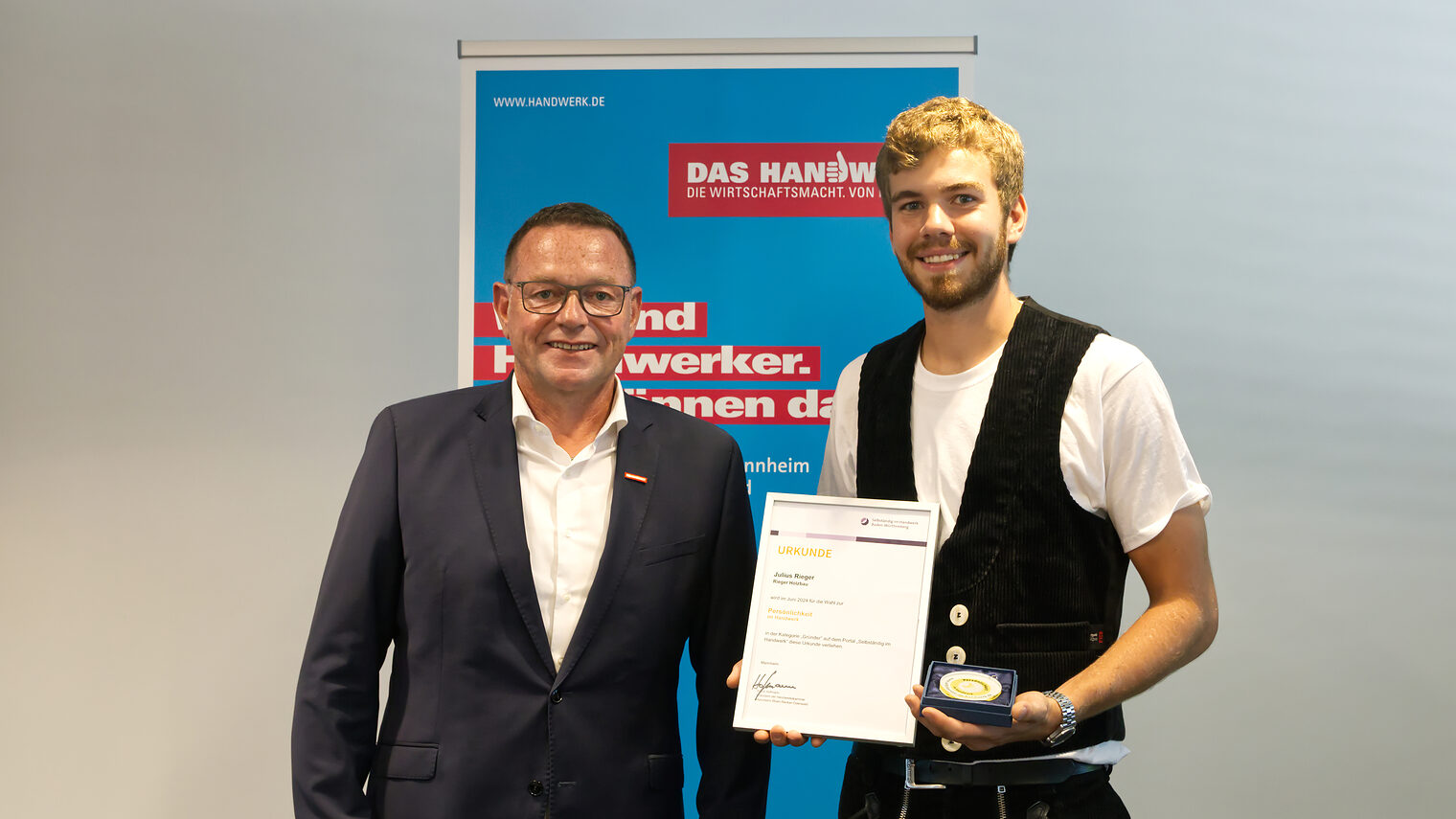 Kammerpräsident Klaus Hofmann und Zimmerermeister Julius Rieger stellten sich dem Fotografen