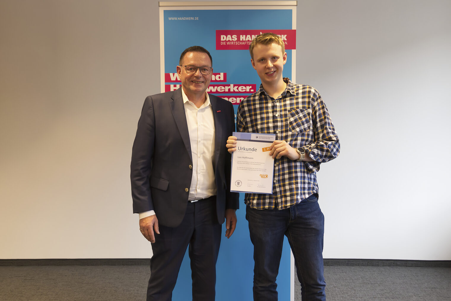 Der Gewinner des Fotowettbewerbs "#zeigsallen" 2024 bei den Gesellen - Len Hoffmann mit Handwerkskammerpräsident Klaus Hofmann