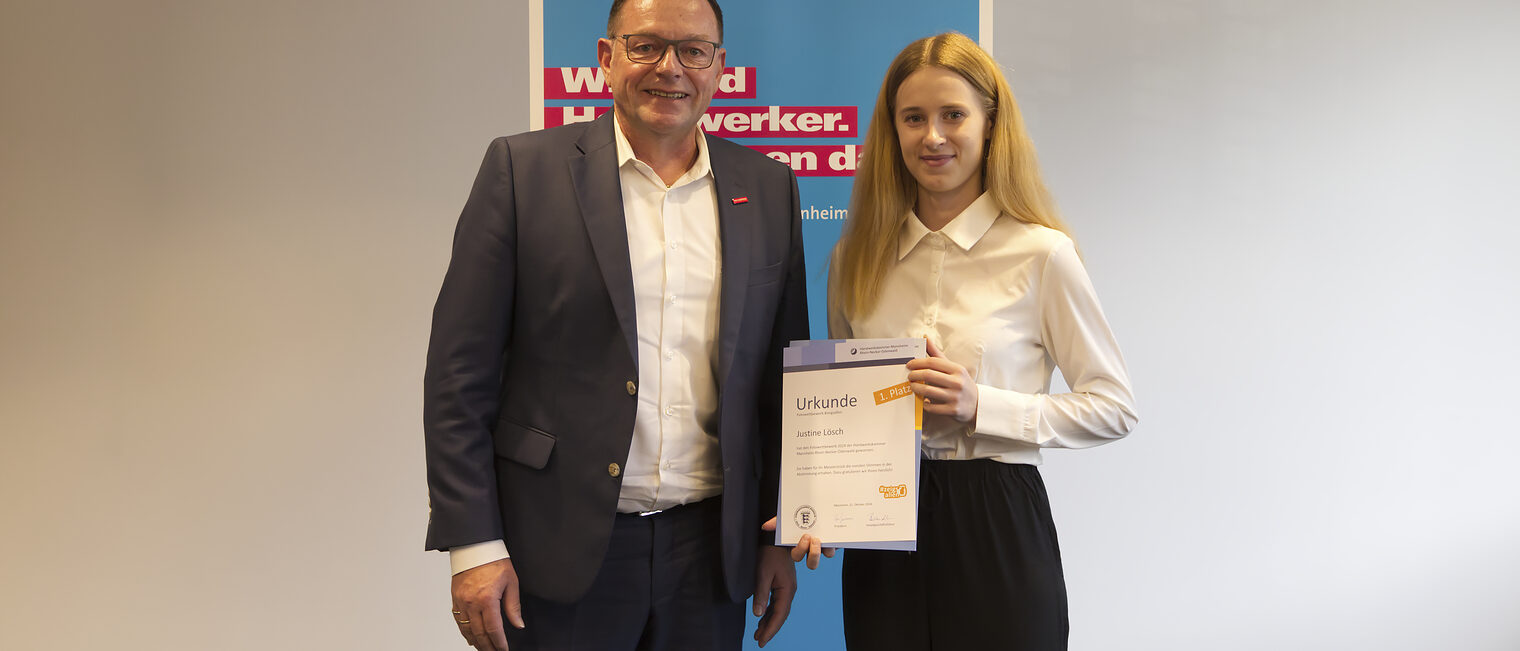 Die Gewinnerin des Fotowettbewerbs "#zeigsallen" 2024 bei den Meistern - Justine Lösch mit Handwerkskammerpräsident Klaus Hofmann