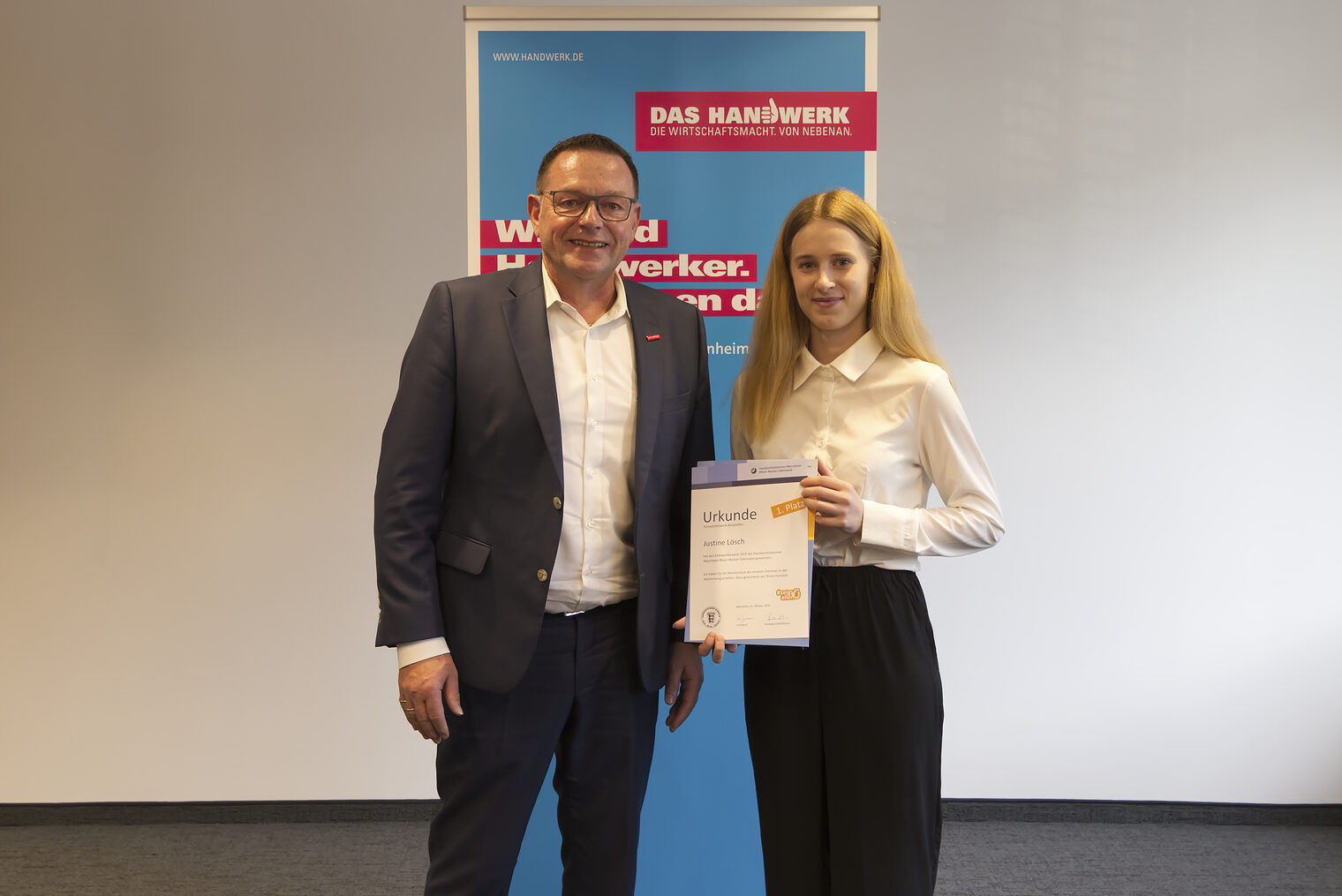 Die Gewinnerin des Fotowettbewerbs "#zeigsallen" 2024 bei den Meistern - Justine Lösch mit Handwerkskammerpräsident Klaus Hofmann