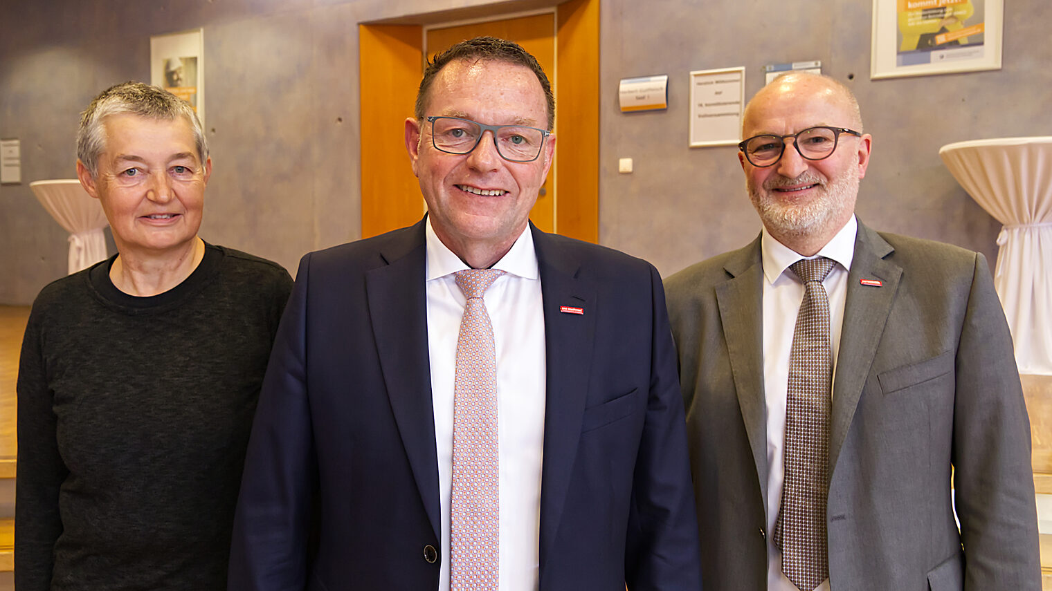In der Mitte Präsident Klaus Hofmann, links von ihm Vizepräsidentin Jutta Knapp und rechts Vizepräsident Steffen Haug.