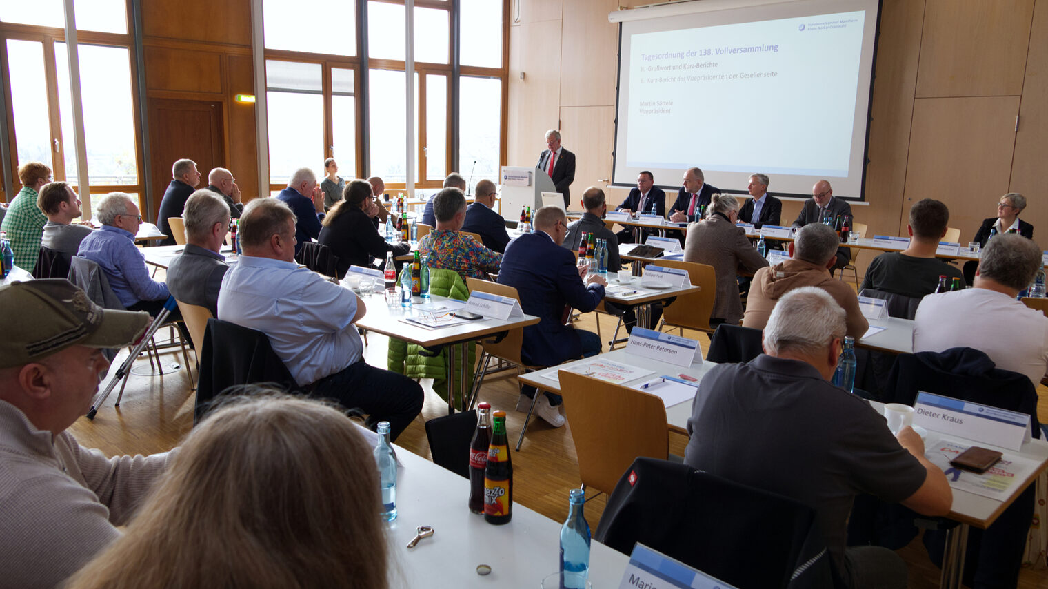 Die Mitglieder der 138. Vollversammlung hören dem Bericht des Vizepräsidenten gespannt zu. 