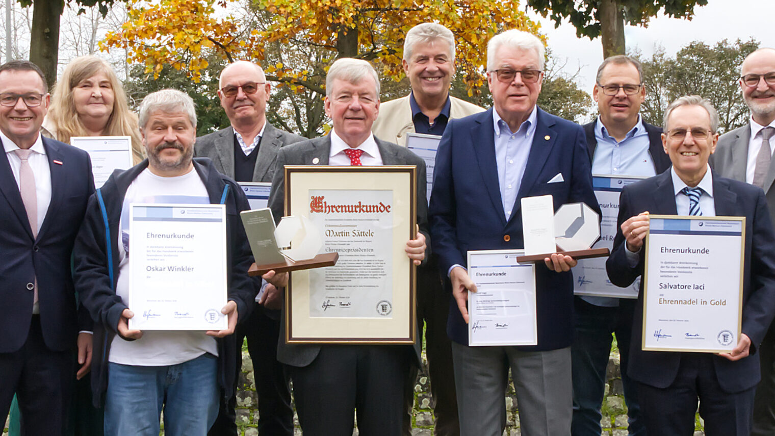 Gruppenfoto der geehrten mit Kammerpäsident Klaus Hofmann und sein Stellvertreter Steffen Haug
