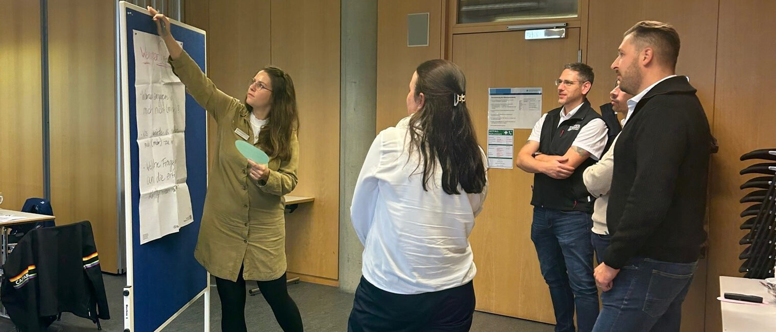 Ehrenamtsakademie in der Bildungsakademie 5 Leute besprechen ein Thema bei der Ehrenamtsakademie in der Bildungsakademie Mannheim
