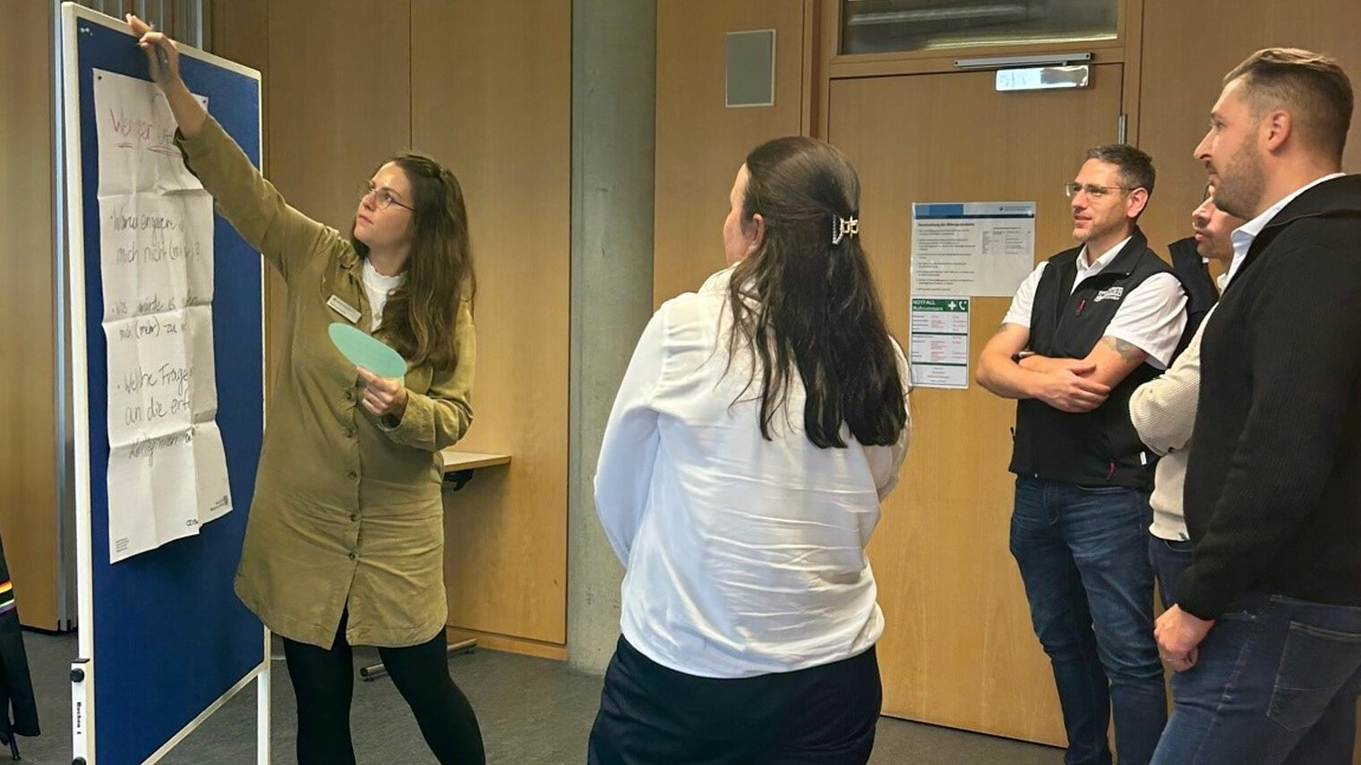 5 Leute besprechen ein Thema bei der Ehrenamtsakademie in der Bildungsakademie Mannheim