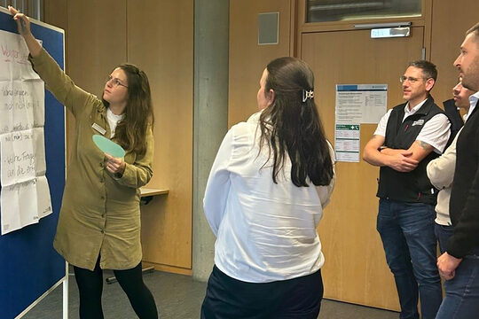 5 Leute besprechen ein Thema bei der Ehrenamtsakademie in der Bildungsakademie Mannheim
