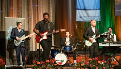 Die Musikband As Far As Low auf der Bühne der Meisterfeier 2024 im Mannheimer Rosengarten