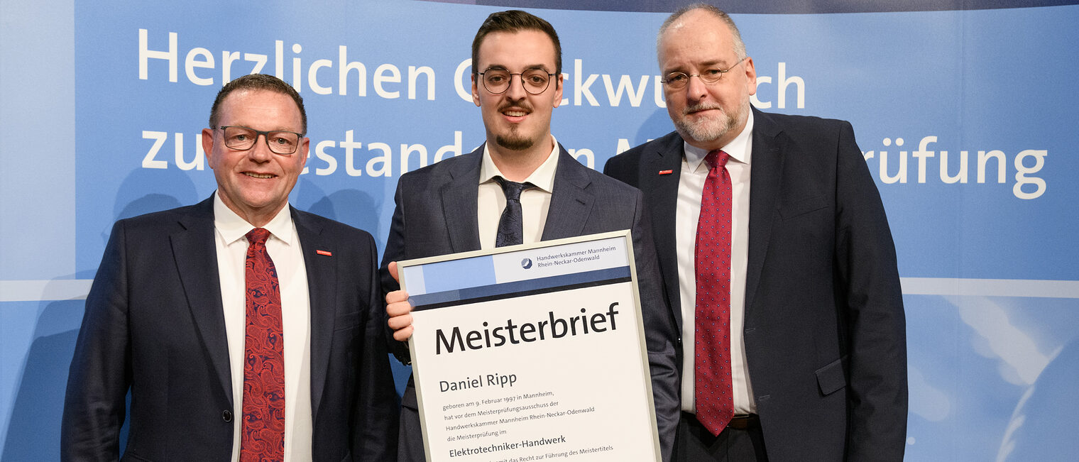 Handwerkskammerpräsident Klaus Hofmann & Hauptgeschäftsführer Jens Brandt mit Elektrotechnikermeister Daniel Ripp