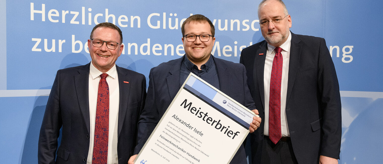 Handwerkskammerpräsident Klaus Hofmann & Hauptgeschäftsführer Jens Brandt mit Feinwerkmechanikermeister Alexander Isele