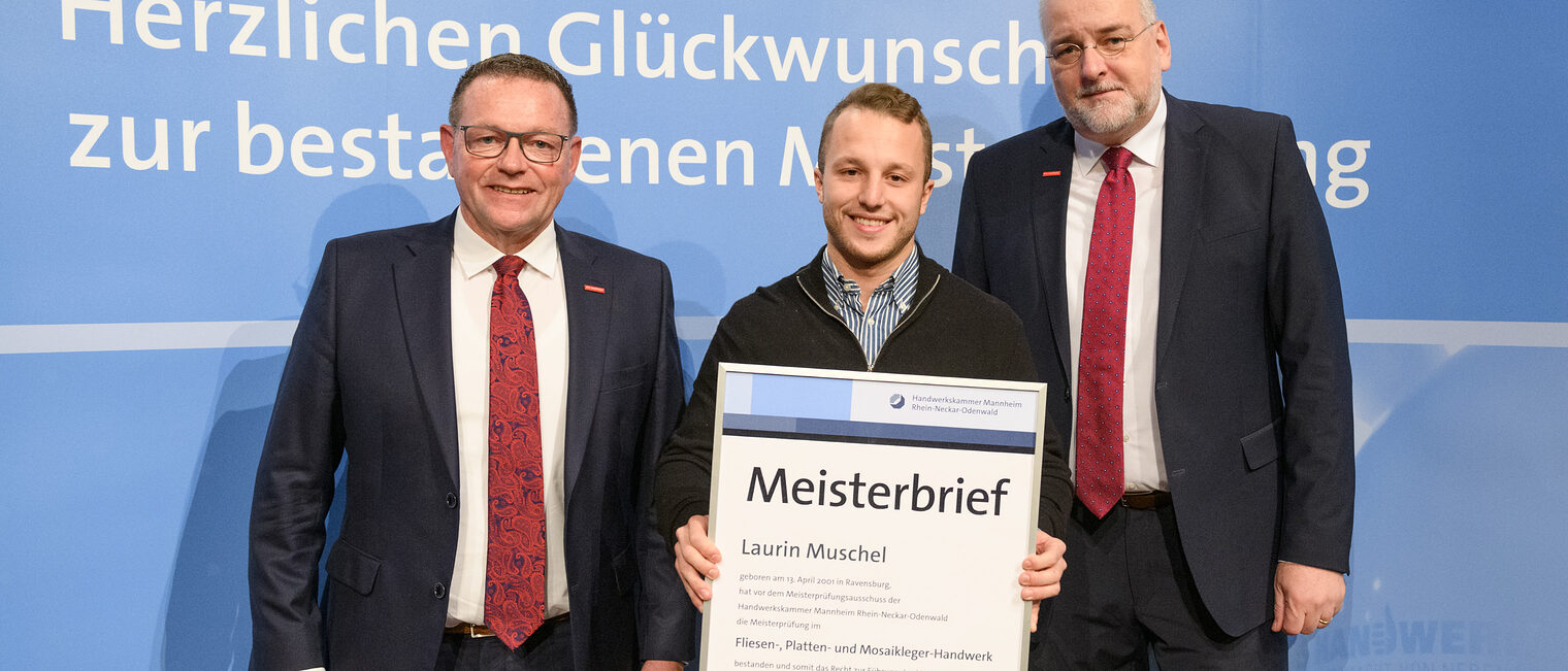 Handwerkskammerpräsident Klaus Hofmann & Hauptgeschäftsführer Jens Brandt mit Fliesen-, Platten-, und Mosaiklegermeister Laurin Muschel