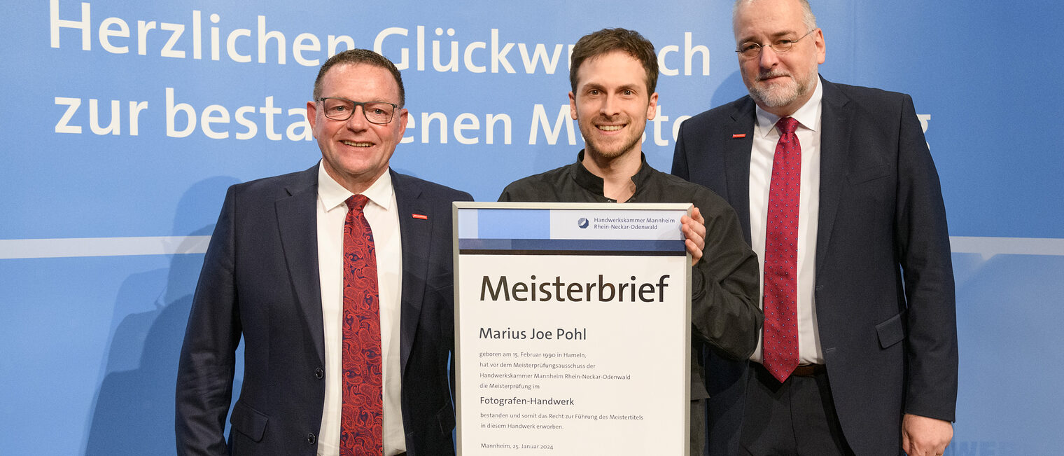 Handwerkskammerpräsident Klaus Hofmann & Hauptgeschäftsführer Jens Brandt mit Fotografenmeister Marius Joe Pohl