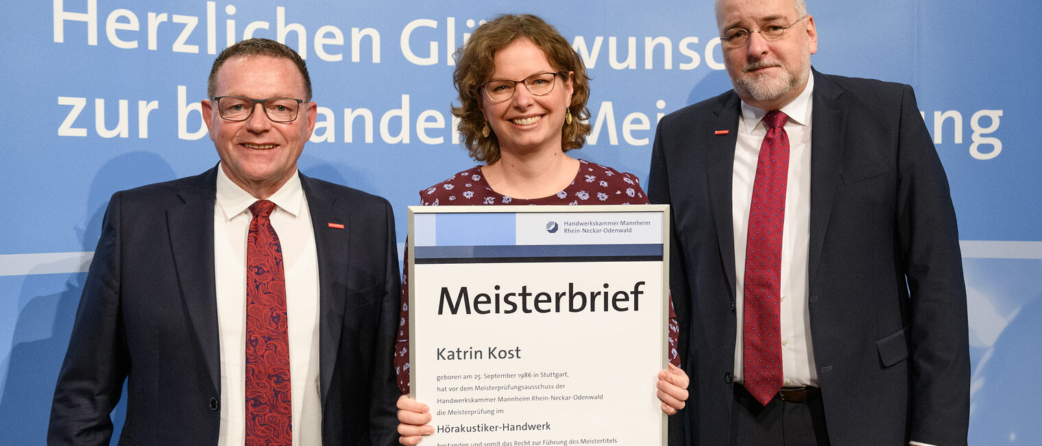 Handwerkskammerpräsident Klaus Hofmann & Hauptgeschäftsführer Jens Brandt mit Hörakustikermeisterin Katrin Kost
