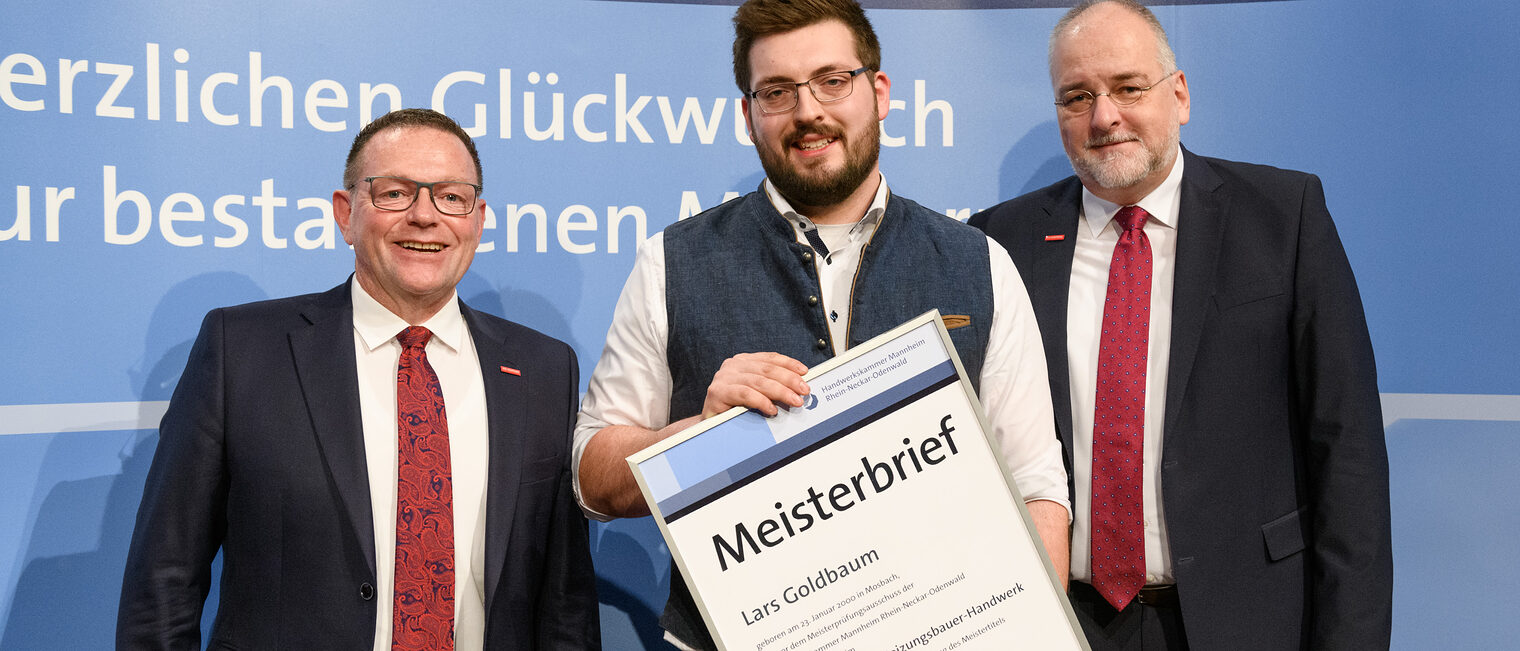 Handwerkskammerpräsident Klaus Hofmann & Hauptgeschäftsführer Jens Brandt mit Installateur- und Heizungsbauermeister Lars Goldbaum