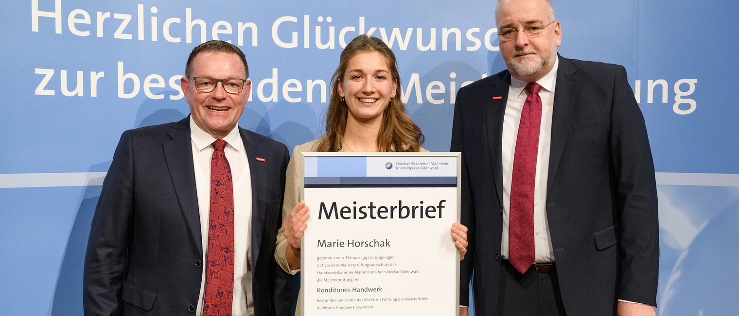 Handwerkskammerpräsident Klaus Hofmann & Hauptgeschäftsführer Jens Brandt mit Konditormeisterin Marie Horschak
