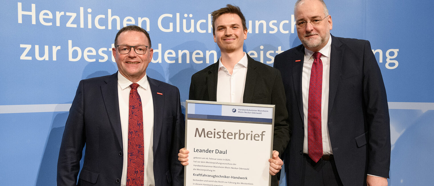 Handwerkskammerpräsident Klaus Hofmann & Hauptgeschäftsführer Jens Brandt mit Kraftfahrzeugtechnikermeister Leander Daum (vorm. Daul)