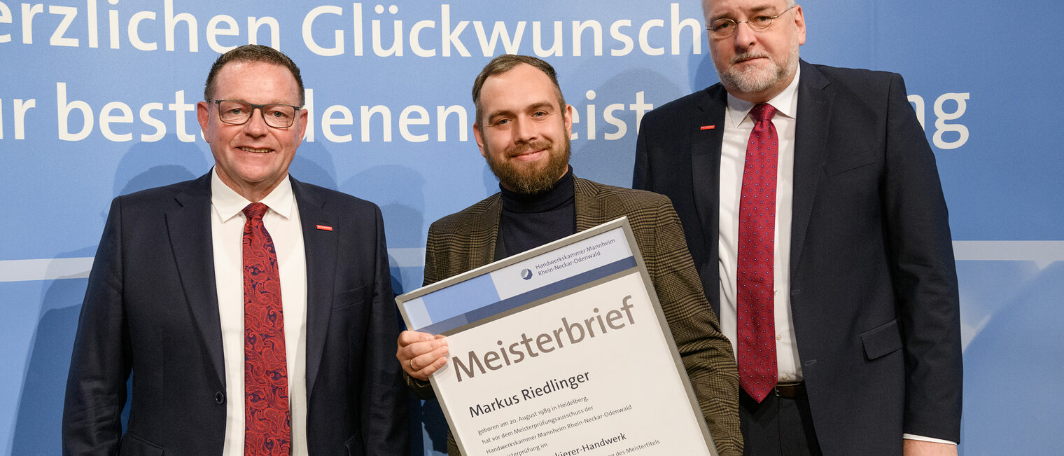 Handwerkskammerpräsident Klaus Hofmann & Hauptgeschäftsführer Jens Brandt mit Maler- und Lackierermeister Markus Riedlinger