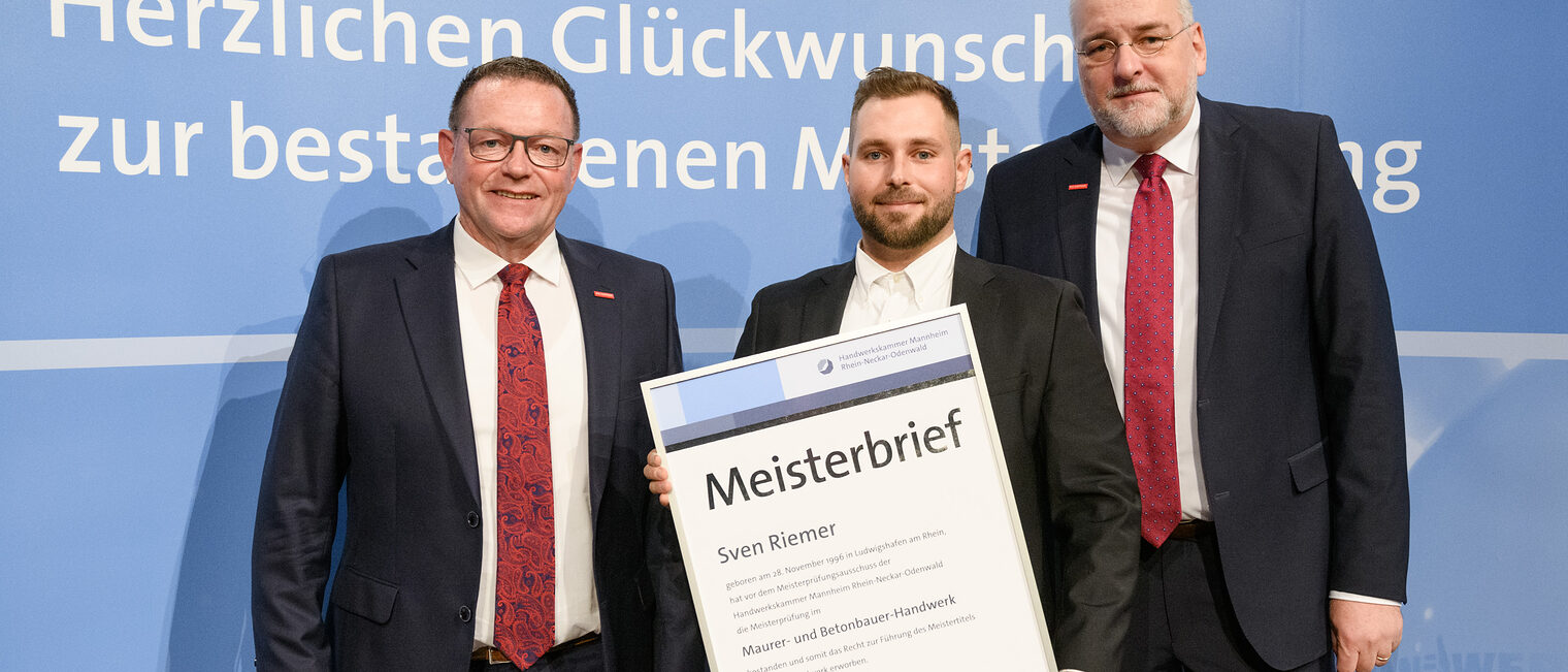 Handwerkskammerpräsident Klaus Hofmann & Hauptgeschäftsführer Jens Brandt mit Maurer- und Betonbauermeister Sven Riemer