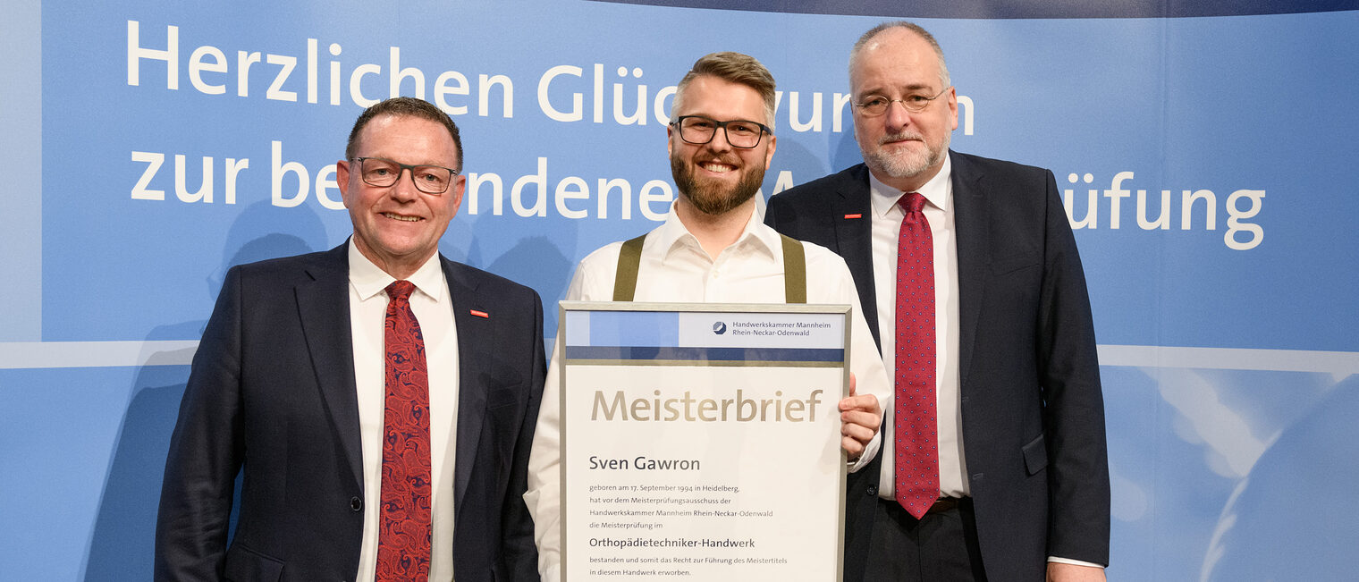 Handwerkskammerpräsident Klaus Hofmann & Hauptgeschäftsführer Jens Brandt mit Orthopädietechniker Meister Sven Gawron