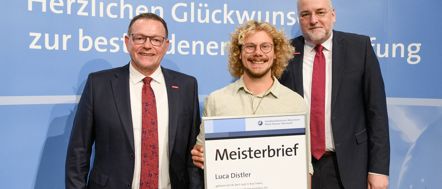  Handwerkskammerpräsident Klaus Hofmann & Hauptgeschäftsführer Jens Brandt mit Schreiner/Tischlermeister Luca Distler