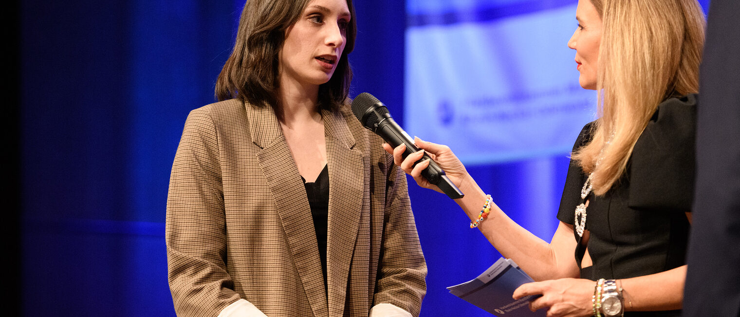 Start-Up Preisträgerin Konditormeisterin Laura Goduti-Meurer wird von Moderatorin Tina Babbel interviewt 
