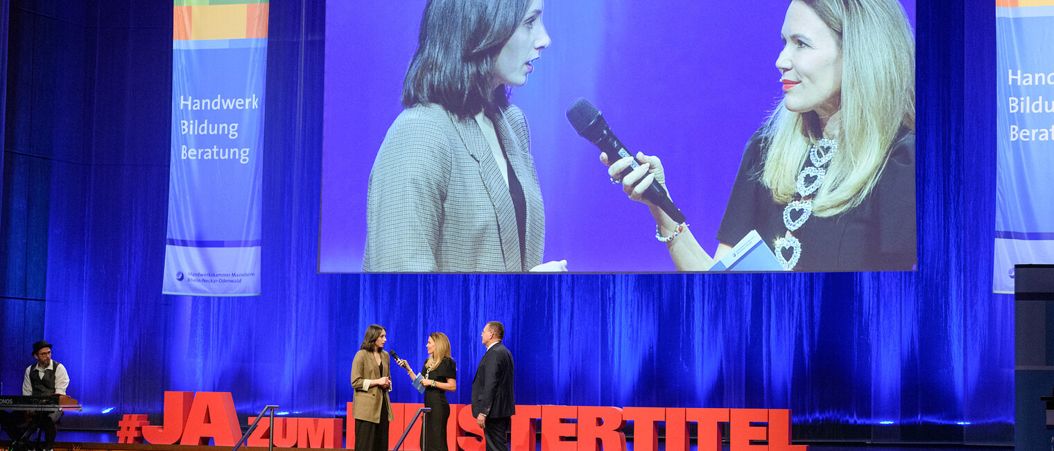 Start-Up Preisträgerin Konditormeisterin Laura Goduti-Meurer und Handwerkskammer Präsident Klaus Hofmann werden von Moderatorin Tina Babbel interviewt 