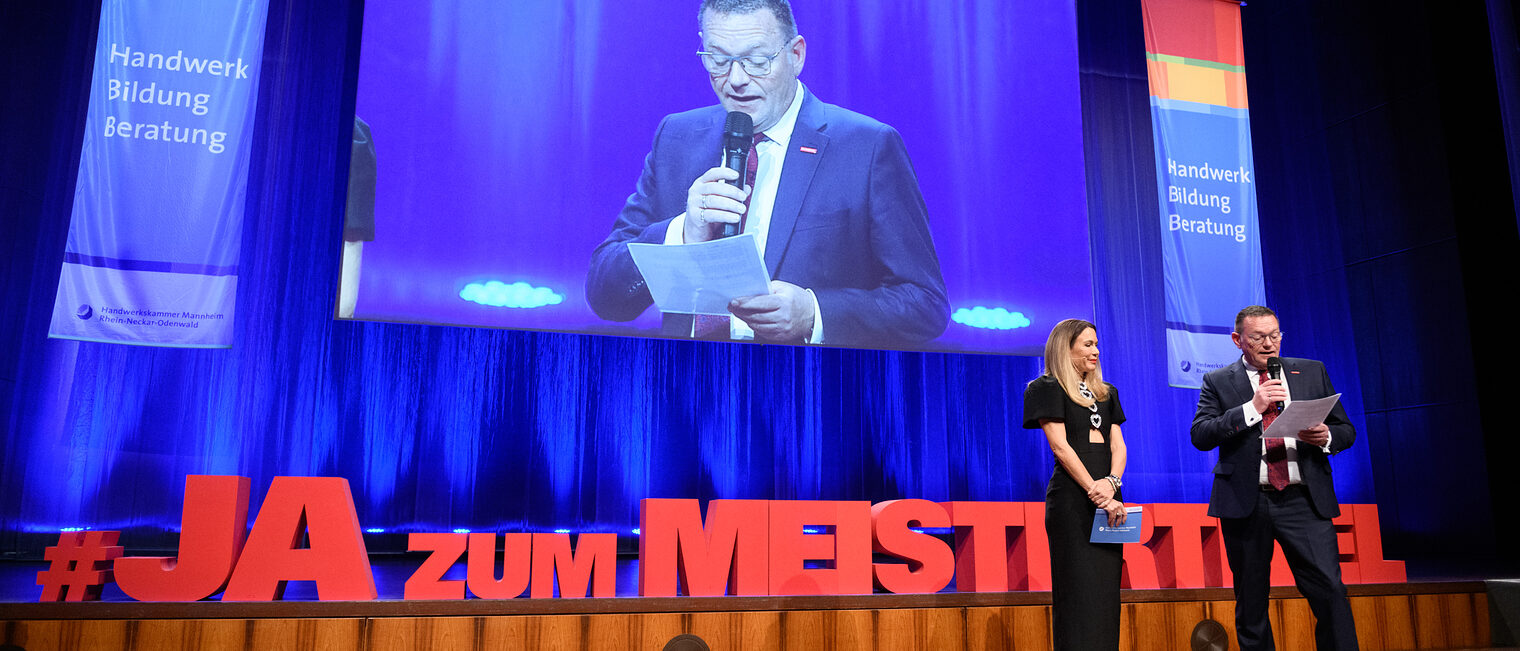 Meisterfeier 2024 Handwerkskammer Präsident Klaus Hofmann und Moderatorin Tina Babbel