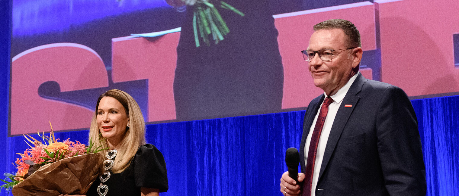 Meisterfeier 2024 Handwerkskammer Präsident Klaus Hofmann und Moderatorin Tina Babbel