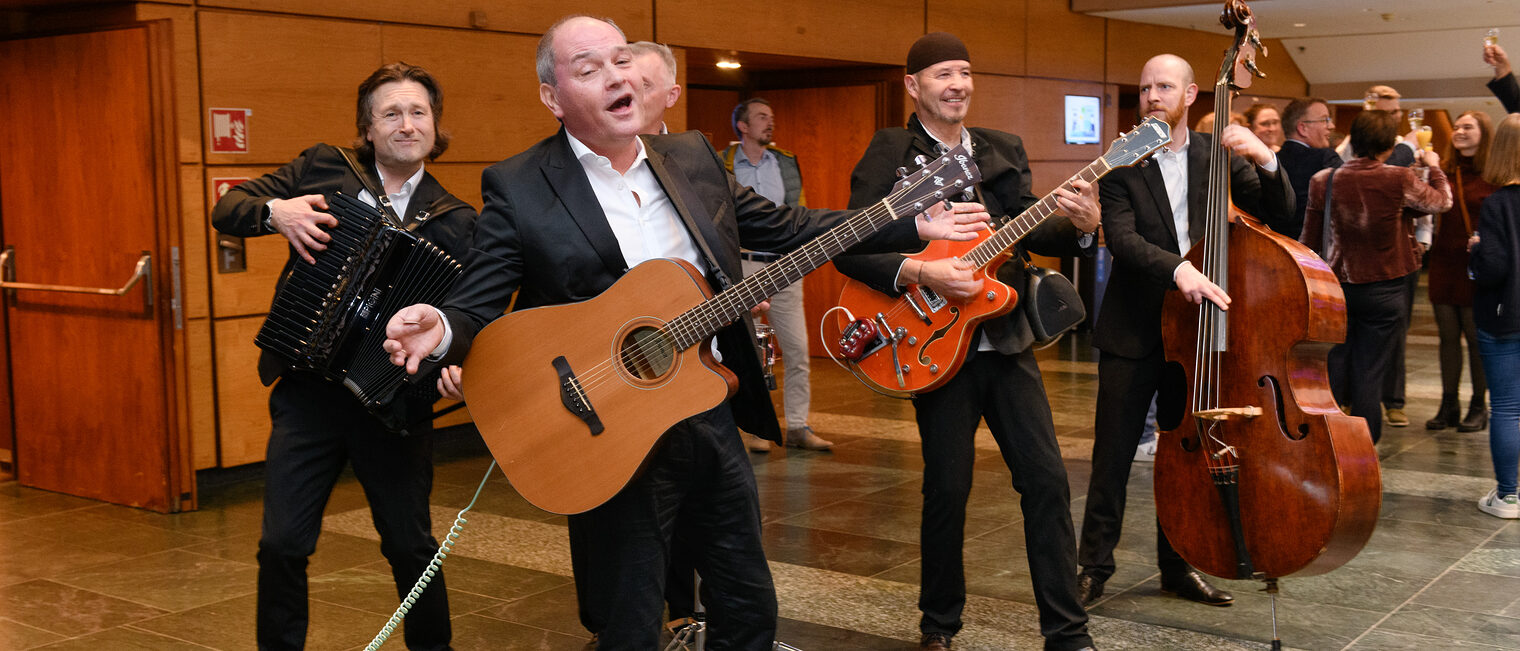 Die fünf Musiker der Akkustikband Wörner Cocktail spielen im Foyer des Kongresscenters Rosengarten auf der Meisterfeier 2024.